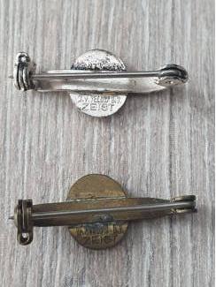 Militaria draagspeld rode kruis (logo zwaan)