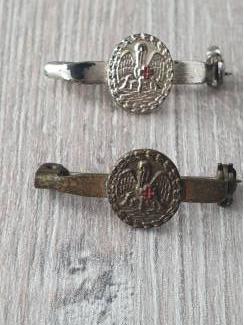 Militaria draagspeld rode kruis (logo zwaan)