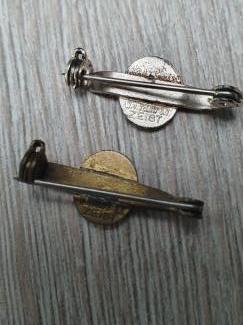 Militaria draagspeld rode kruis (logo zwaan)