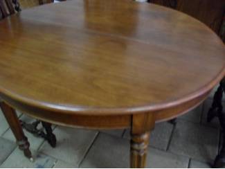 oude ovale noten tafel op wieltjes