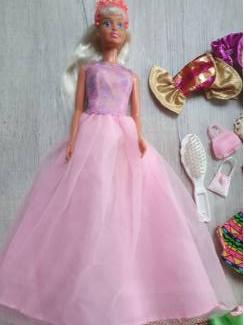 Barbie met roze jurk