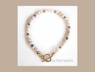 Armband van zoetwaterparels en kristal