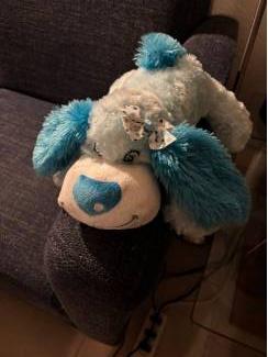 Knuffel hond wit blauw liggend met strikje 28 cm