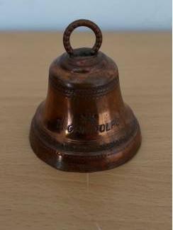 Bel C. Gandolfo met pauselijk wapen van koper 5 cm