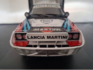 Auto's Lancia Delta Integrale 16V #4 Martini Schaal 1:18