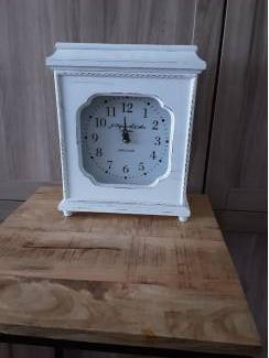 Huis en inrichting Mooie houten tafelklok