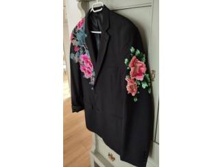 Zwart gepimpt colbert met bloemen