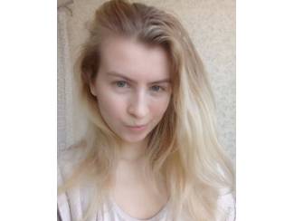 Daten en Relaties Rustige vrouw met open blik, op zoek naar oprechte connectie