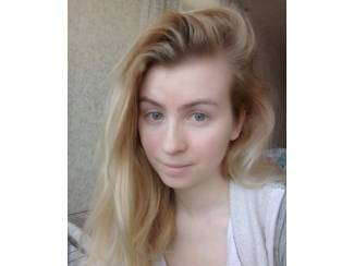 Rustige vrouw met open blik, op zoek naar oprechte connectie