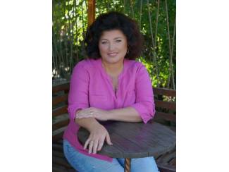 Zelfverzekerde vrouw die het leven graag weer samen beleeft