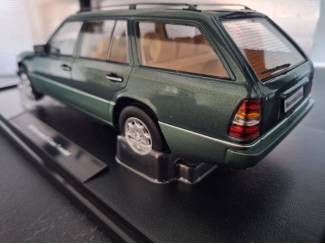 Auto's Mercedes Benz E Class T-model 1995 Schaal 1:18