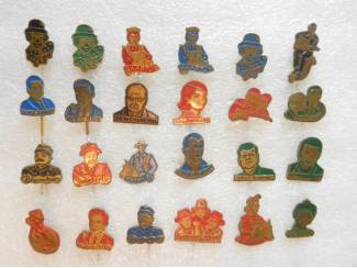 metalen speldjes artiesten, voetballer, politicus per stuk