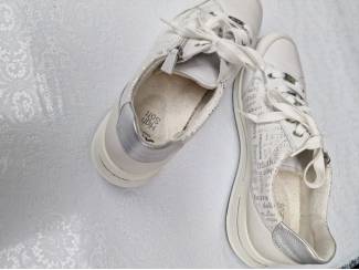 Damesschoenen Sneaker wit met zilverkleurige letters, maat 43