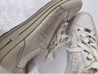 Damesschoenen Sneaker wit met zilverkleurige letters, maat 43