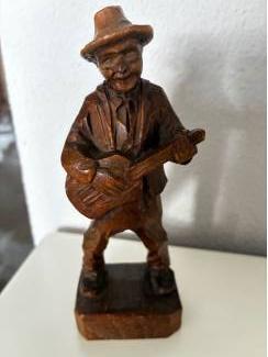Houtsnijwerk man met gitaar