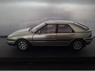 Auto's Mazda 323F 1989 Schaal 1:24