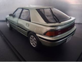 Auto's Mazda 323F 1989 Schaal 1:24
