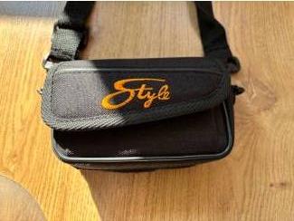 Style camera of mobiel tasje met draagriem en lus.