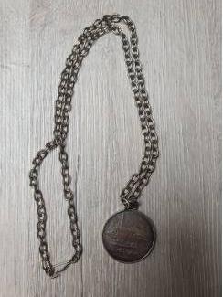 Evoluon penning aan ketting