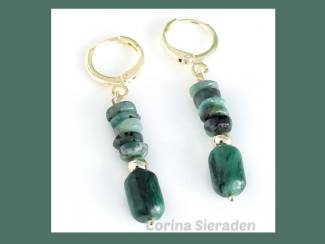 Vergulde oorringen met smaragd