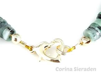 Armbanden Armband van smaragd en vergulde accenten