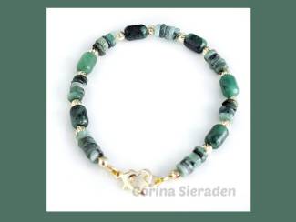 Armband van smaragd en vergulde accenten