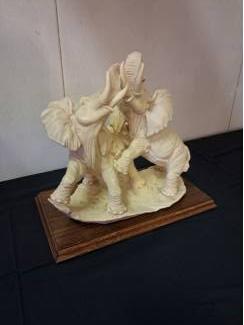 Keramiek en Aardewerk 2 mooie gave olifanten op houten voet