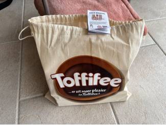 Speelgoed | Buitenspeelgoed Toffifee Kubb Go spel nieuw houten speelgoed buiten werpspel