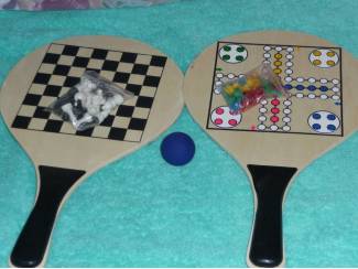 Houten spel bats (schaken, Mens erger je niet, bal)