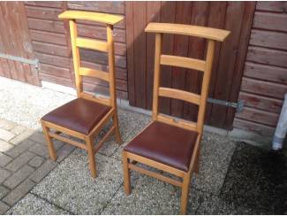 Meubels 2 oude kerkstoeltjes afkomstig uit een kapel in belgie