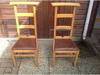 2 oude kerkstoeltjes afkomstig uit een kapel in belgie