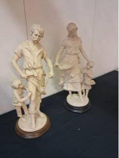 Keramiek en Aardewerk 2 zeer mooie gave beelden op houten voet