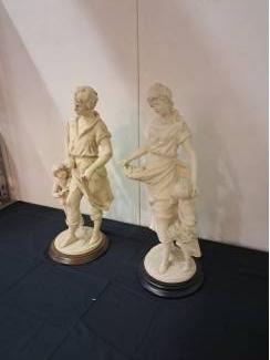 Keramiek en Aardewerk 2 zeer mooie gave beelden op houten voet