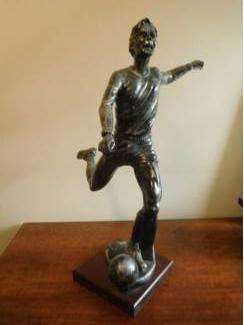 mooi groot beeld van een voetballer