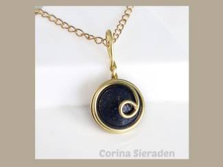 Vergulde hanger met lapis lazuli