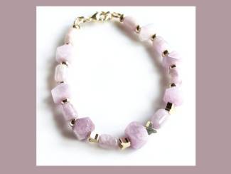 Armband van kunziet en vergulde accenten