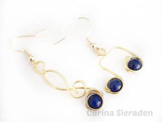 Oorbellen Vergulde oorhangers met lapis lazuli