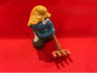 Boerensmurf met hoed en hark, Hoogte 5,5 cm. Schleich Peyo 1982