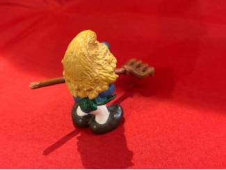 Poppetjes en Figuurtjes Boerensmurf met hoed en hark, Hoogte 5,5 cm. Schleich Peyo 1982