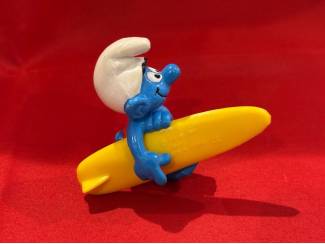 Poppetjes en Figuurtjes Surfsmurf smurf met surfplank. Hoogte 5,5 cm. Peyo 1991