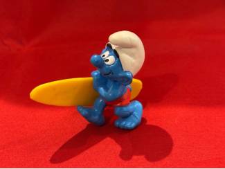 Poppetjes en Figuurtjes Surfsmurf smurf met surfplank. Hoogte 5,5 cm. Peyo 1991