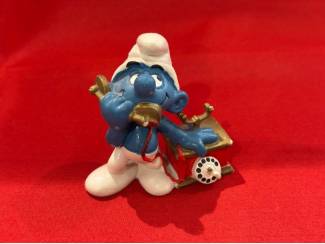 Poppetjes en Figuurtjes Telefoonsmurf belsmurf met draaischijf telefoon . Hoogte 5,5 cm.