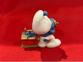 Poppetjes en Figuurtjes Telefoonsmurf belsmurf met draaischijf telefoon . Hoogte 5,5 cm.