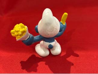 Poppetjes en Figuurtjes Smulsmurf met zak friet en frietje in hand. Hoogte 5 cm. Schleich