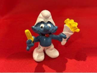Smulsmurf met zak friet en frietje in hand. Hoogte 5 cm. Schleich