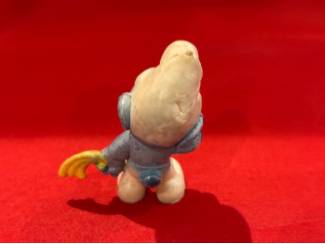 Poppetjes en Figuurtjes Trieste smurf huilsmurf met zakdoek lichtblauw. Hoogte 4,5 cm Pey