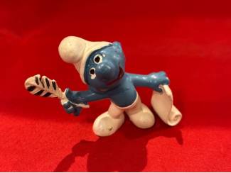 Dichtsmurf smurf met papier en ganzenveer. Hoogte 4,5 cm. Schleic