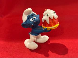 Poppetjes en Figuurtjes Smulsmurf smurf met taart. Hoogte 5,5 cm. Peyo Bully. Cijfer 5