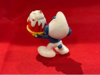 Poppetjes en Figuurtjes Smulsmurf smurf met taart. Hoogte 5,5 cm. Peyo Bully. Cijfer 5