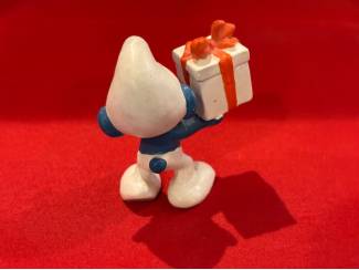 Poppetjes en Figuurtjes Lolsmurf smurf met cadeau . Hoogte 5 cm Peyo Bully West Germany